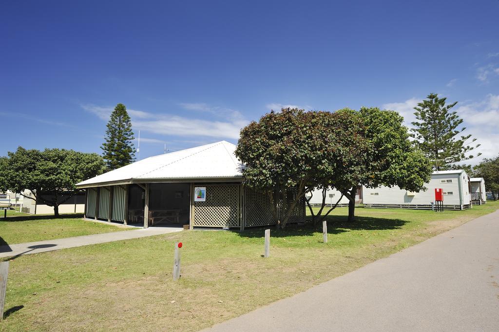 Hotel Nrma Stockton Beach Holiday Park Exterior foto